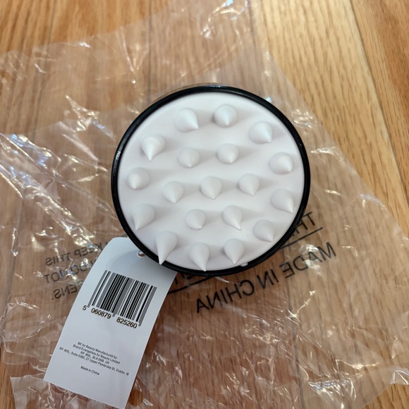 The Inkey List Silicone Scalp Massager - Picture 3 of 4